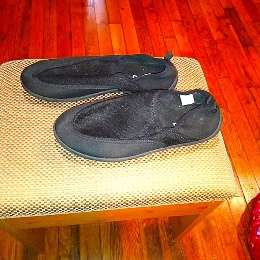 C L E A R A N C E.          DSG. SWIM/POOL/BEACH  SHOE SIZE 8
